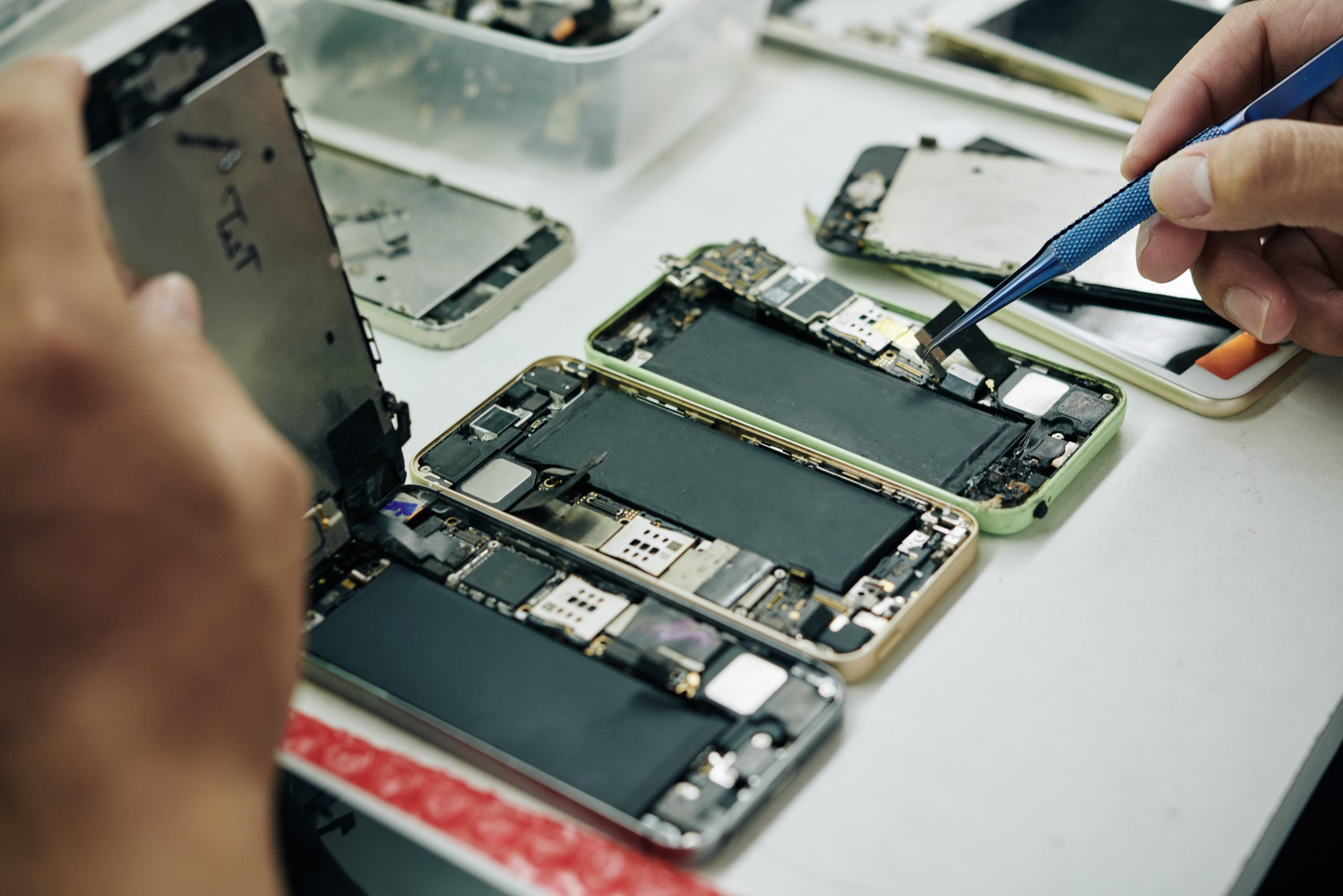 Swift Solutions: Fast iPhone Fixes at One Hour Device Repair