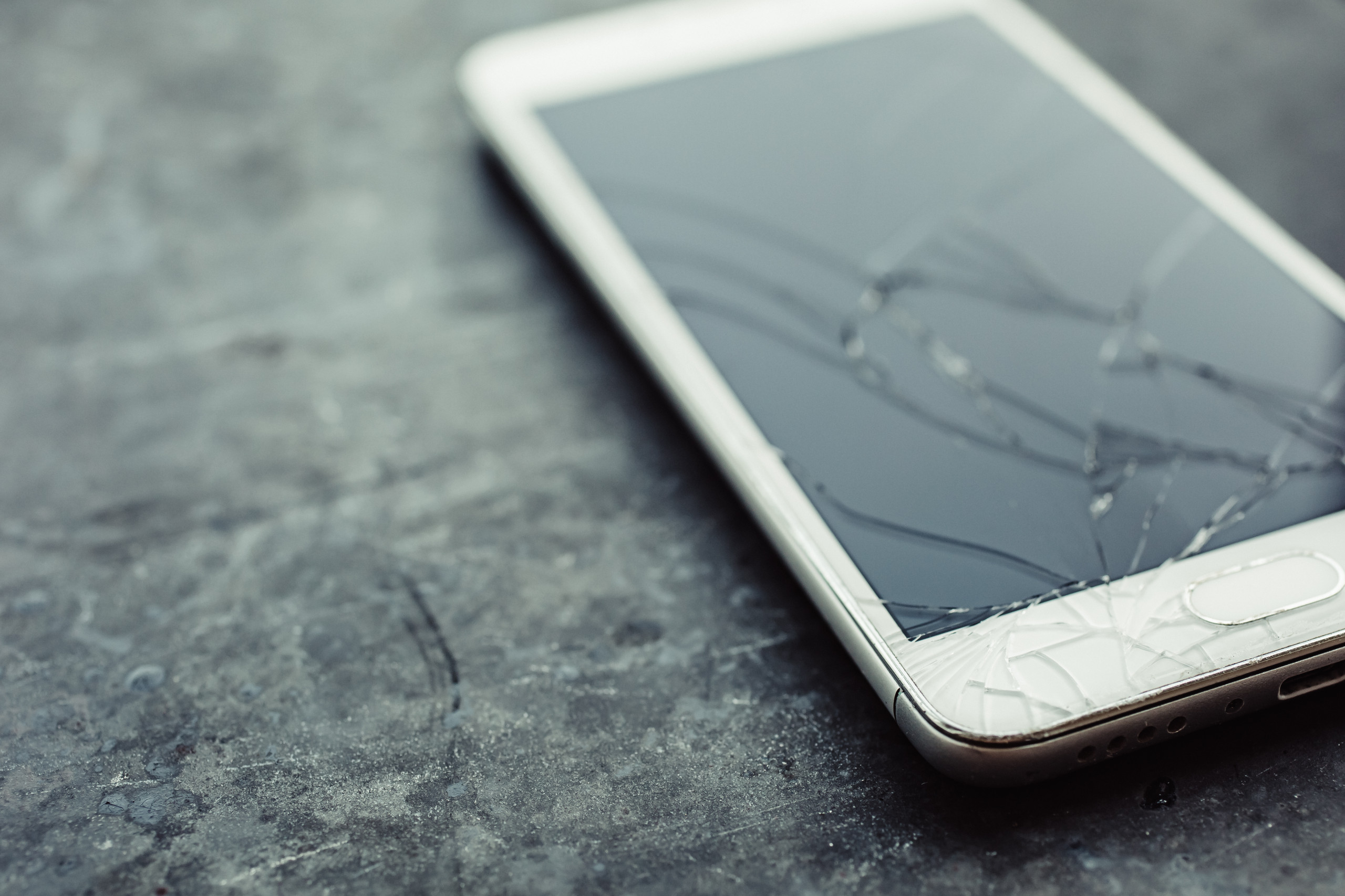 One Hour Device Repair technician expertly replacing a cracked Samsung screen. One Hour Device Repair technician expertly replacing a cracked Samsung screen.