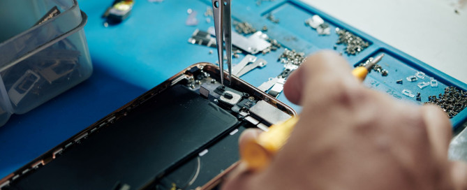 A person is working on a phone in a Fast Phone Fix Near Me shop near Bothell and Redmond.
